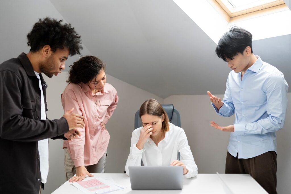 Trabalhador sob pressao ilustrando assedio moral e metas abusivas no ambiente de trabalho