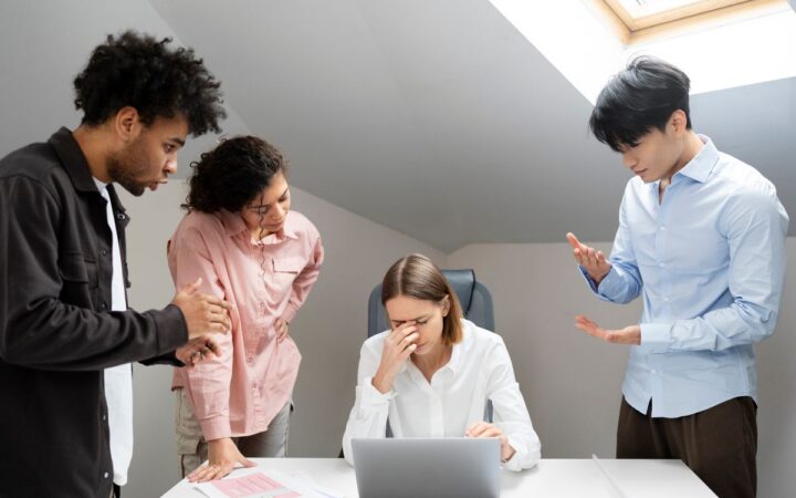 Trabalhador sob pressao ilustrando assedio moral e metas abusivas no ambiente de trabalho